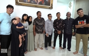 Foto Bareng Fuji An Family, Putra Tampan Pak Ansori Berkemeja Batik Jadi Buah Bibir