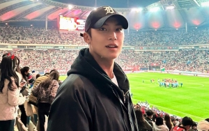 Mingyu SEVENTEEN Bantah Tuduhan Makan 2 Corn Dog Saat Nonton Bola