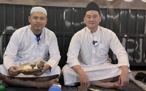 Didoakan Mualaf, Chef Arnold Bereaksi Tak Terduga Usai Pakai Peci-Baju Koko Saat Sahur