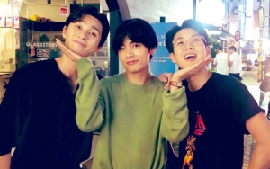 V BTS Tebar Kerandoman di Balik 'Jinny's Kitchen', Park Seo Joon & Choi Woo Shik Terseret