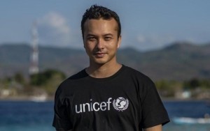 Nicholas Saputra Pamer Wajah Galak, Foto Iklan Bareng Wanita Misterius Bikin Deg-degan