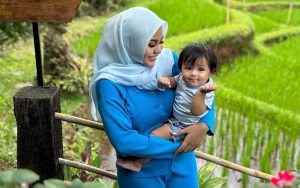 Aurel Hermansyah Diduga Hamil Lagi, Ameena Latihan Gendong Bayi Bak Kakak Idaman