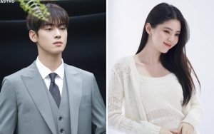 Cha Eun Woo ASTRO dan Han So Hee Kompak Muncul dengan Rambut Mencolok di Bandara