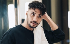 Refal Hady Tampil Ganteng Bersarung, Vibe-nya Sukses Bikin Halu
