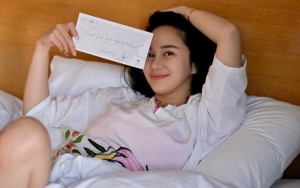 Denise Chariesta Bumil Cantik Pamer ke Pasar, OOTD Hingga Sepatu Boot Curi Atensi