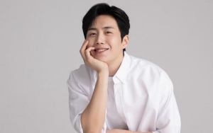 Kim Seon Ho Super Ganteng di Pemotretan Terbaru, Gaya Jongkok Auto Disorot