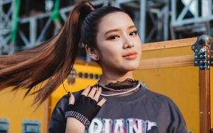 Tiara Andini Cantik Manglingi Pakai Baju Adat, Penampilan Ibu di Foto Keluarga Curi Atensi