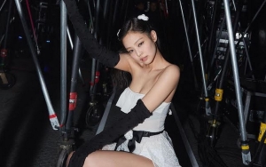 Jennie Tunjukan Profesionalisme Saat Alami Wardrobe Malfunction di Panggung Coachella