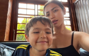 El Barack Mendadak Jadi Fashion Stylist Jessica Iskandar, Aksi Izin Petik Bunga Tuai Salut