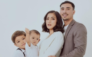 Jessica Iskandar Beri Ucapan Selamat Lebaran, Foto Keluarga Pakai Baju Adat Bali Disorot