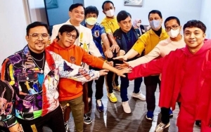 Hedi Yunus Absen di Pemakaman Carlo Saba, Tatapan Nanar Personel Kahitna Bikin Nyesek