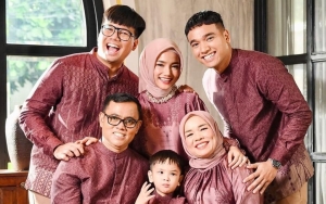 Fuji An Kunjungi Makam Vanessa-Bibi di Hari Lebaran, Baju Kembaran Sekeluarga Curi Perhatian