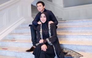 Foto Lebaran Syahrini dan Reino Barack Curi Atensi, Kejanggalan Lokasi Jadi Buah Bibir
