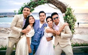 Keluarga Fuji An Foto di Makam Vanessa Angel-Bibi, Ekspresi Gala Sky Curi Perhatian