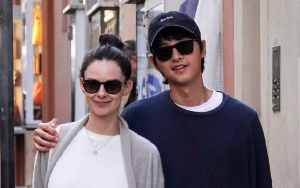 Makin Kelihatan Bucin, Song Joong Ki Pakai Baju Couple Bareng Istri
