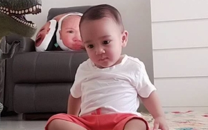 Ekspresi Rayyanza Cipung Nyeleneh Saat Mejeng Bareng 2 Nenek Gaul