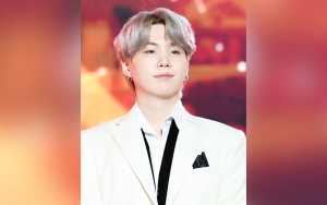 Foto Suga BTS Acungkan Kedua Jari Tengah di Konser Solo Banjir Perhatian Netizen