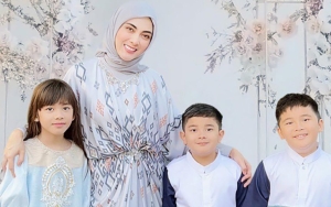 Dhena Devanka Ajari Soal Islam, Putri Jonathan Frizzy Cantik Saleha Pakai Mukena
