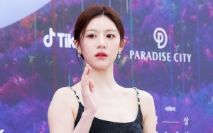 Baeksang Arts Awards 2023: Go Yoon Jung Picu Kekhawatiran di Red Carpet