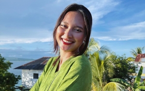 Pose Indah Permatasari Gendong Sang Buah Hati Bikin Fans Makin Kepo dengan Wajah Anaknya