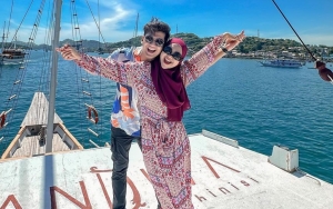 Seru-seruan Bareng Suami, Aksi Ria Ricis Loncat Ganas di Lautan Tuai Decak Kagum