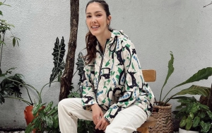 Sempat Dikira Mualaf, Cathy Sharon Tampil Awet Muda Pakai Tank Top