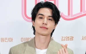 Foto Kelulusan SMA Lee Dong Wook Kembali Bikin Terpukau