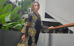 Ussy Sulistiawaty Berduka Sang Adik Meninggal Dunia, Momen Nangis Kejer Di Makam Buat Pilu