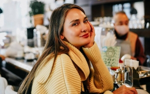 Luna Maya Bikin Video Ala Wes Anderson, Kecantikan Dipuji Bak Noni Belanda