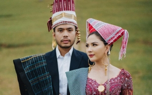 Lakukan Tradisi Adat Batak, Aksi Jessica Mila Raup Amplop Tebal Dengan Satu Tangan Bikin Heboh