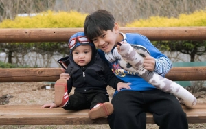 Rafathar dan Rayyanza Cipung Bobok Bareng, Alis Menarik Perhatian