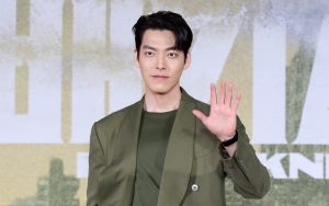 Kim Woo Bin Sengaja Salah Kostum di Jumpa Pers 'Black Knight'