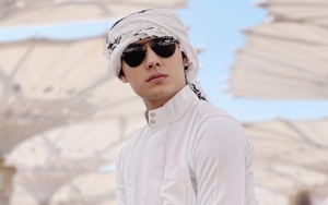 Rizky Billar Promo Dagangan Sendiri, Pose Gagah Sang Artis di Atas Mobil Lawas Justru Bikin Salfok