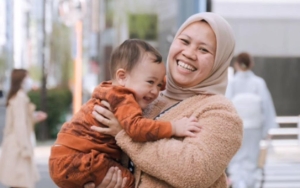 Sus Rini Pawang Cipung Hadir Di Acara Wisuda, Sosok Remaja Cantik Diduga Sang Putri Curi Perhatian