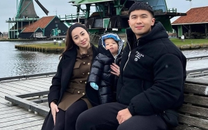 Dididik Berani, Issa Putra Nikita Willy Bikin Ngeri Kala Elus Ular Piton Besar