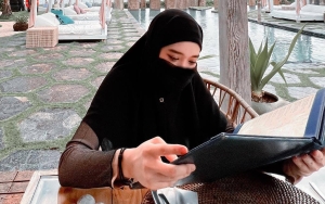 Inara Rusli Lepas Cadar, Berharap Tak Ada yang Berburuk Sangka