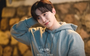 Junho Tampil Berkharisma Dan Tunjukan Senyum Malu-Malu di Still Cut 'King the Land'