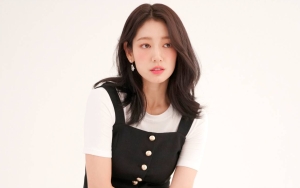 Park Shin Hye Tebar Foto Penuh Gaya di Pinggir Jalan