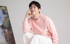 Kim Seon Ho Sekali Lagi Minta Maaf Sampai Membungkuk di Preskon 'The Childe'