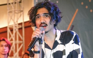 Attitude Duta Sheila On 7 Kala Foto Bareng Fans Pria dan Wanita Disorot