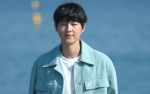 Pesona Memikat Song Joong Ki Dilirik Louis Vuitton Jadi Brand Ambassador Bareng J-Hope BTS