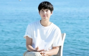 Tak Jadi Gandeng Sang Istri, Song Joong Ki Tampil Gagah Dengan Jas Hitam di Festival Cannes