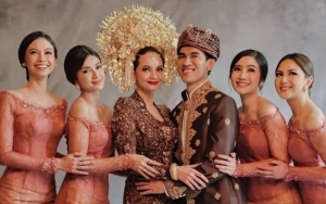 Enzy Storia Pose Tak Biasa Saat Dipangku Maulana Kasetra, Foto Blur Tak Kalah Artistik