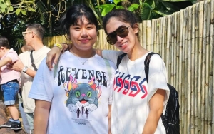 Ussy Sulistiawaty Pakai Celana Sobek ke Kampus Bareng Putri Cantik, Vibes Bak Kakak-Adik Tingkat