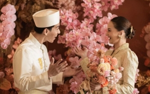 Enzy Storia Pajang Foto Hitam-Putih Kala Tampil Terbuka, Pose Uwu Bareng Suami Ikut Curi Perhatian