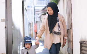Rayyanza Pamer OOTD dan Bucket Hat Cute Ala Idol, Sikap Sus Rini Bak Manajer Artis Pro