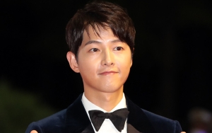 Syuting Film di Bali, Ekspresi Song Joong Ki Saat Disapa Warga Curi Perhatian