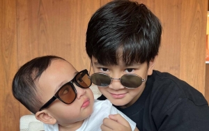 Rafathar Ogah-Ogahan Diajak Ketemu NCT DoJaeJung, Rayyanza Gemoy Pakai Celana Monyet