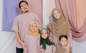 Salat Jumat Bareng, Desta Rekam Doa Sang Putra untuknya dan Natasha Rizky