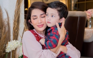 Ussy Sulistiawaty Bikin Iri Usai Putra Tampan Tunjukkan Sikap Protektif